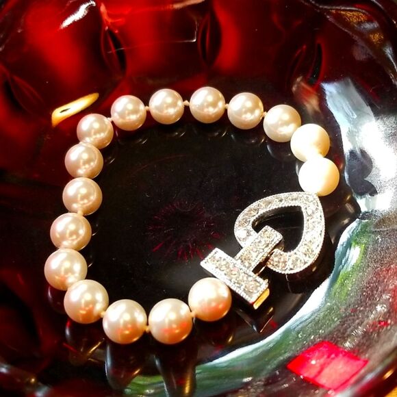 Pearl Bracelet With Heart Shaped Rhinestone Clasp - Picture 1 of 3
